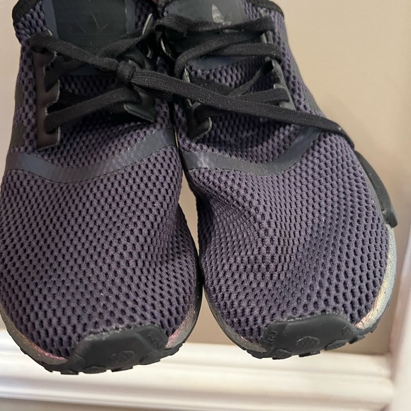 Almost new! Boys size 5 Adidas Boost - Picture 2 of 4